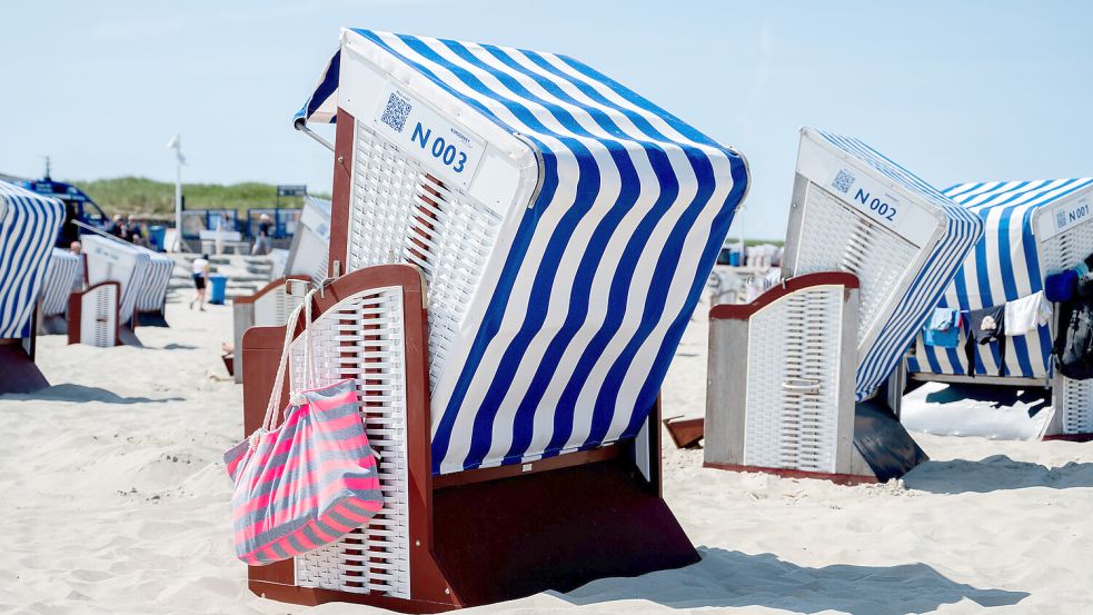 Auch auf den Inseln wird es warm genug für einen Tag am Strand. Foto: Hauke-Christian Dittrich/dpa