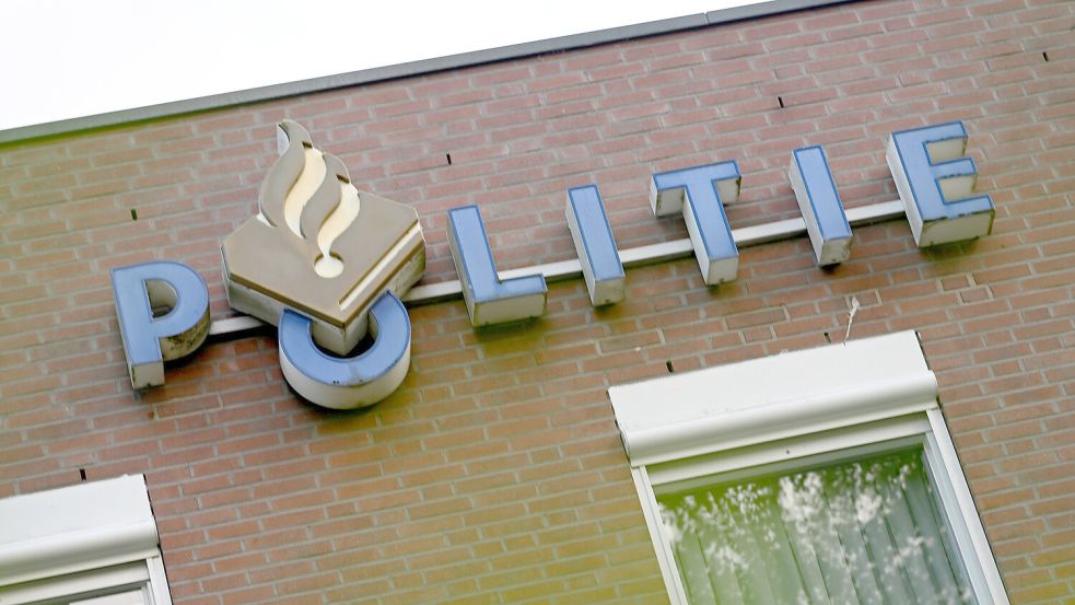 Der Schriftzug „Politie“ ist an einem niederländischen Polizeirevier zu lesen. Am 14. Mai haben Ermittler in Stadskanaal zwei Frauen wegen Verdachts auf Kindesmisshandlung festgenommen. Symbolfoto: Lars Penning/dpa