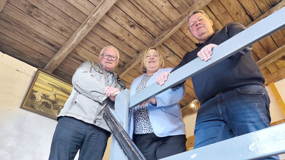 Menno Müller, Martina Diekmann und Gerold Hagen (von links) vom Heimatverein Krummhörn freuen sich, die Pewsumer Mühle am Pfingstmontag wieder den Besuchern präsentieren zu können. Foto: Lotta Groenendaal