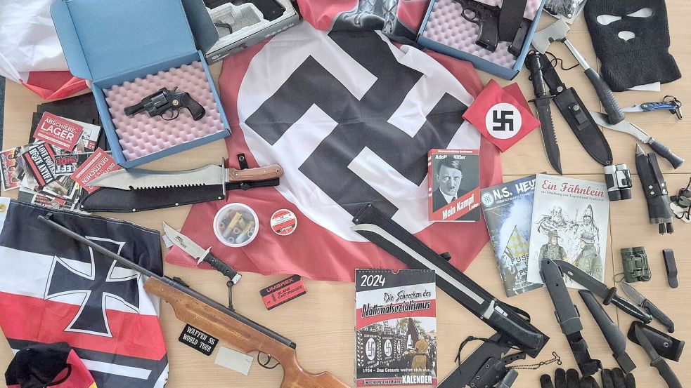 Bereits bei Durchsuchungen im August 2025 haben die Beamten zahlreiche rechtsextremistische Gegenstände bei Mitgliedern der Gruppe „Weserems.Aktion“ sichergestellt. Foto: Polizei Bremen