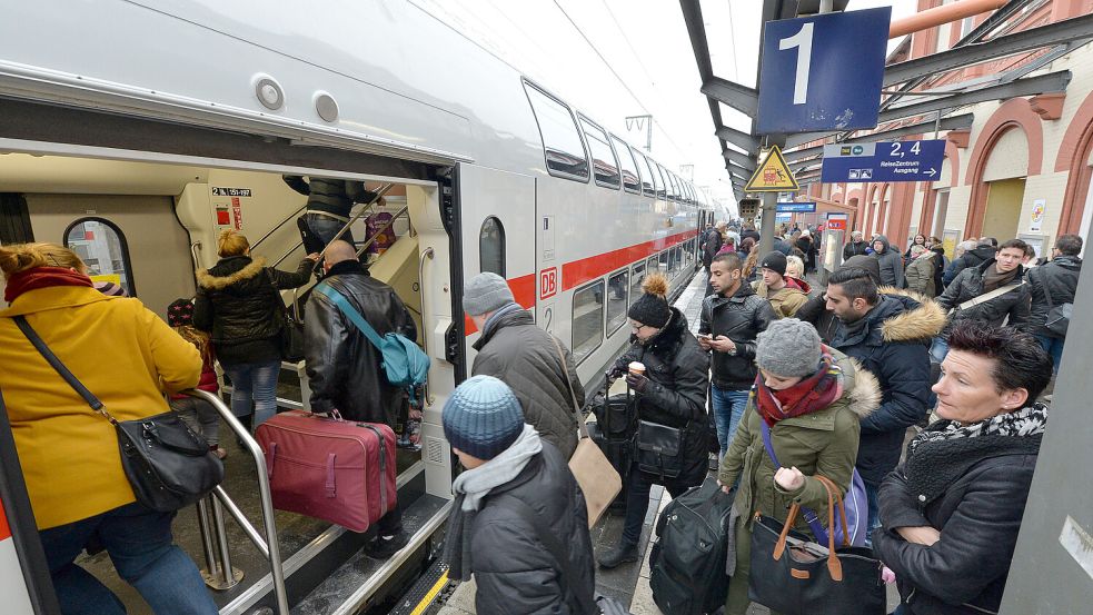 Am Bahnhof in Leer ist oft viel Betrieb. In den nächsten Jahren könnte es zusätzliche Bahnangebote geben. Foto: Klaus Ortgies/Archiv