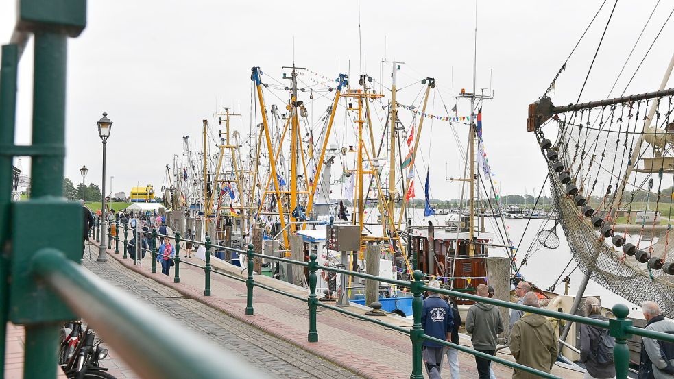 Zum alljährlichen Greetsieler Kutterkorso putzt sich die Greetsieler Flotte mit Wimpelketten heraus. Foto: Heinz Wagenaar/Archiv