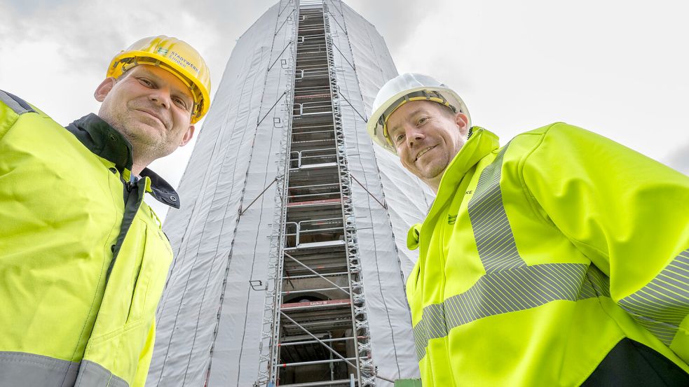 Begleiten die Sanierungsarbeiten am Wasserturm: SWE-Sprecher Andreas Polle (links) und SWE-Facility-Manager Carsten Gilberg. Fotos: Klaus Ortgies