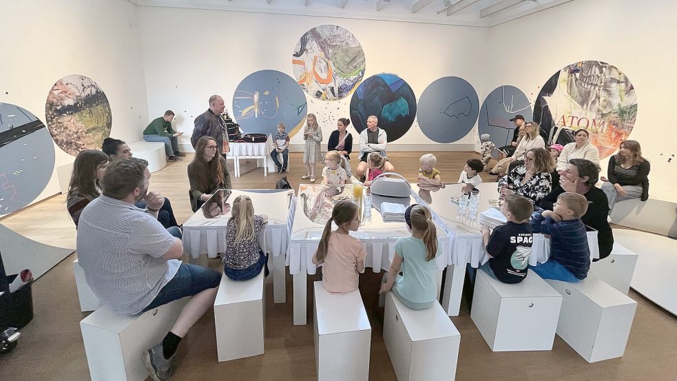 Die beteiligten Kinder hörten sich im großen Mitmach-Raum der Ausstellung „Bilder, die wir lieben“ in der Kunsthalle die Audioguide-Beiträge an. Foto: Kunsthalle Emden