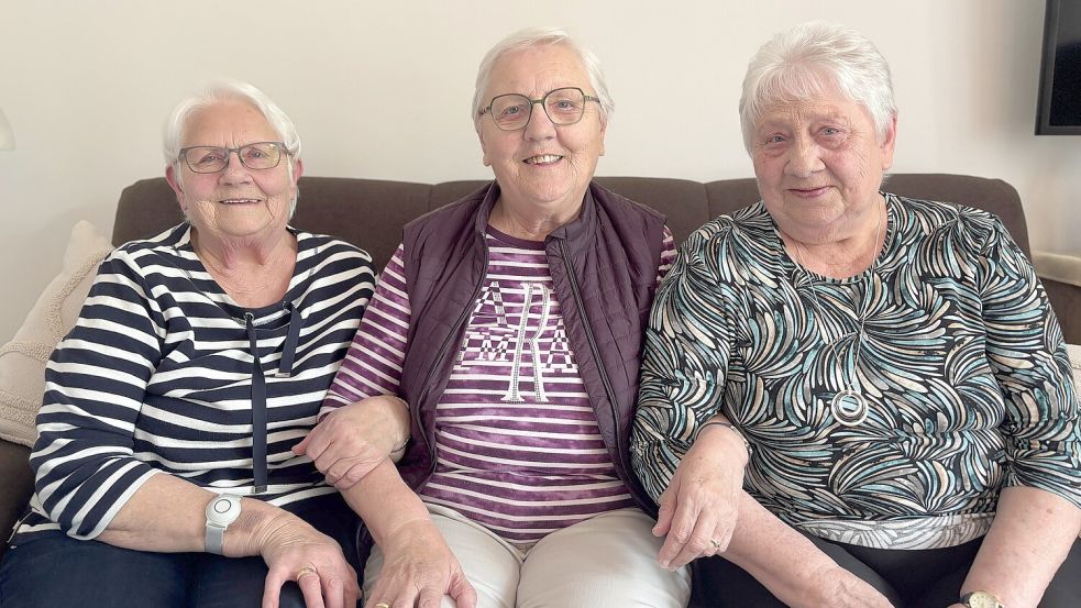 Die Schwestern Gerda Flint (von links), Harmine Bohlen und Rixtine Beckmann helfen sich einander. Foto: Lars Löschen