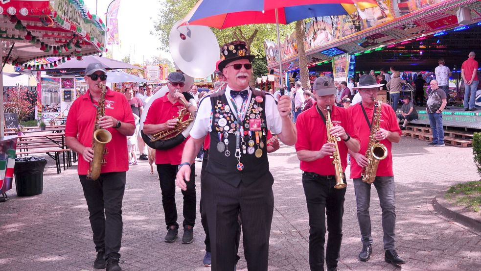 Bei der Eröffnung des Bunder Pfingsmarktes war auch die Mill Rose Jazzband aus Winschoten wieder mit dabei.