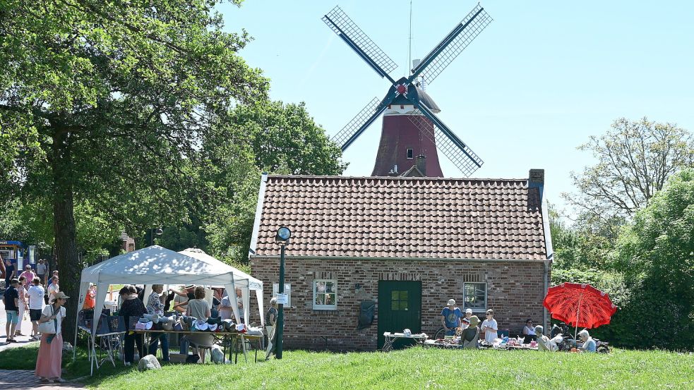 Einladend: Das Mühlen-Ensemble in Greetsiel. Foto: Heinz Wagenaar