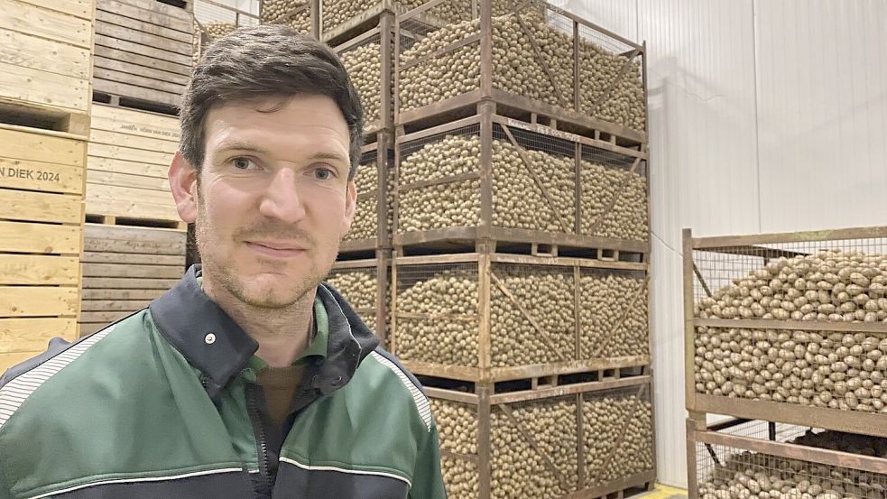 Iskert Janßen im Kühllager mit großen Mengen Kartoffeln, die schwer zu verkaufen sind. Foto: Imke Oltmanns
