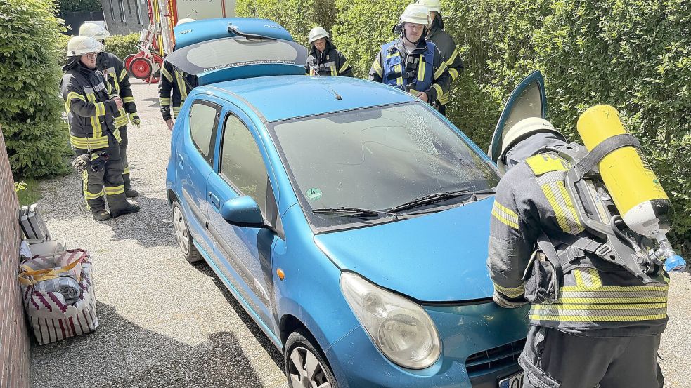 Das Wageninnere wurde erheblich beschädigt. Fotos: Feuerwehr Norden/Thomas Weege