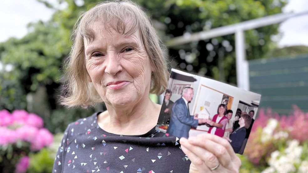 Die langjährige Gemeindesekretärin Gerda Heykes mit einer der seltenen Aufnahmen von Pastor Klaus-Peter Urban bei seinem 25-jährigen Dienstjubiläum. Foto: Nicole Böning