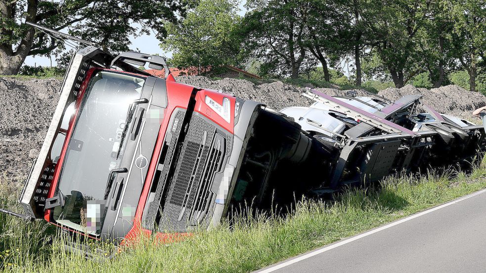 Der Autotransporter kippte auf die Seite. Foto: Melchert Stromann