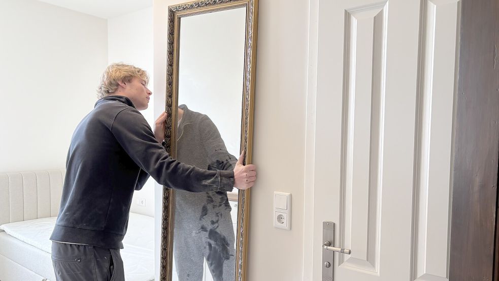 Das Aufhängen der Spiegel machte Nic Iburg (im Bild) und Hendrik Pietschmann zwischendurch ein paar Probleme und raubte ihnen Zeit. Foto: Madita Janßen
