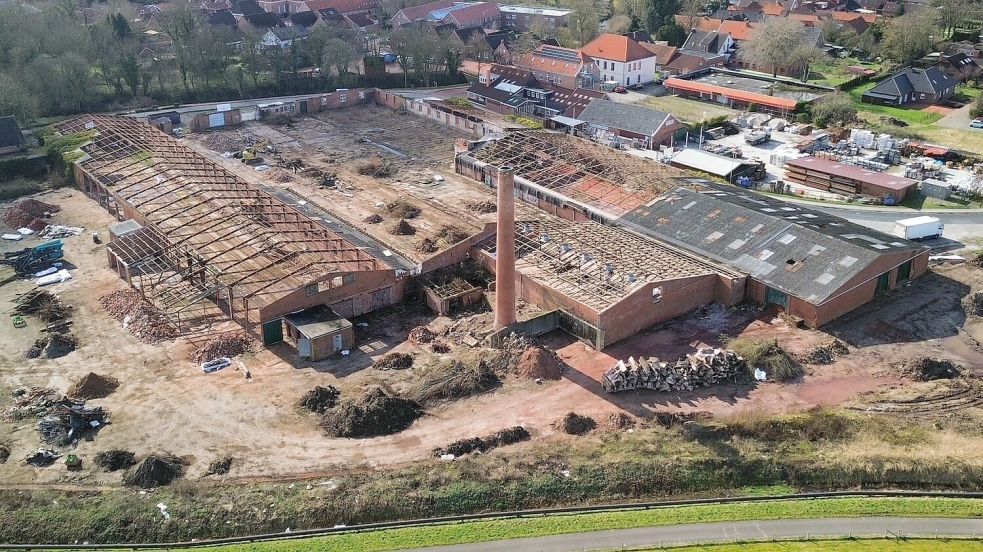 Eine Aufnahme mit historischen Wert, Die Gebäude der ehemaligen Ziegelei Reins sind mittlerweile fast vollständig abgerissen. Foto: Archiv/Gemeinde Jemgum