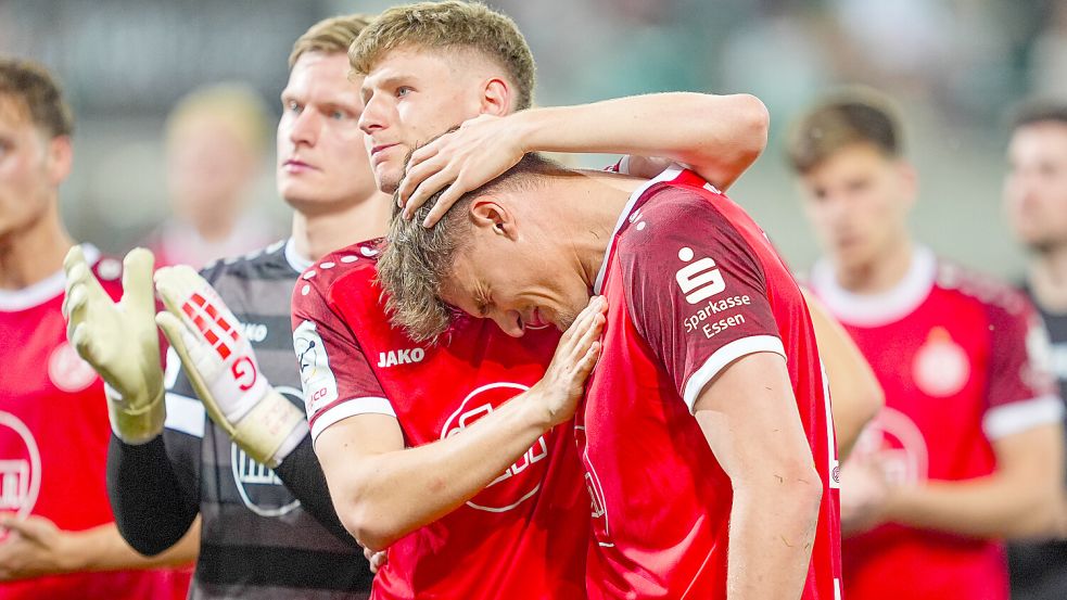 Marek Janssen reagierte nach dem verpassten Aufstieg emotional. Hier wird der Ostfriese von RWE-Mitspieler Gianluca Swajkowski getröstet.