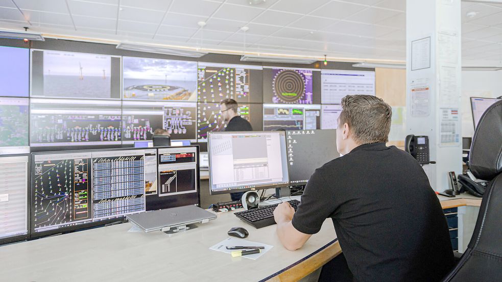 Das Monitoring-Center von Wind Multiplikator in Emden: Von hier aus wird neben den Windparks BARD Offshore 1, Global Tech I, Riffgat und Alpha Ventus ab dem 1. Juni auch der Windpark Nordergründe rund um die Uhr überwacht. Foto: Sascha Schröder/Wind Multiplikator