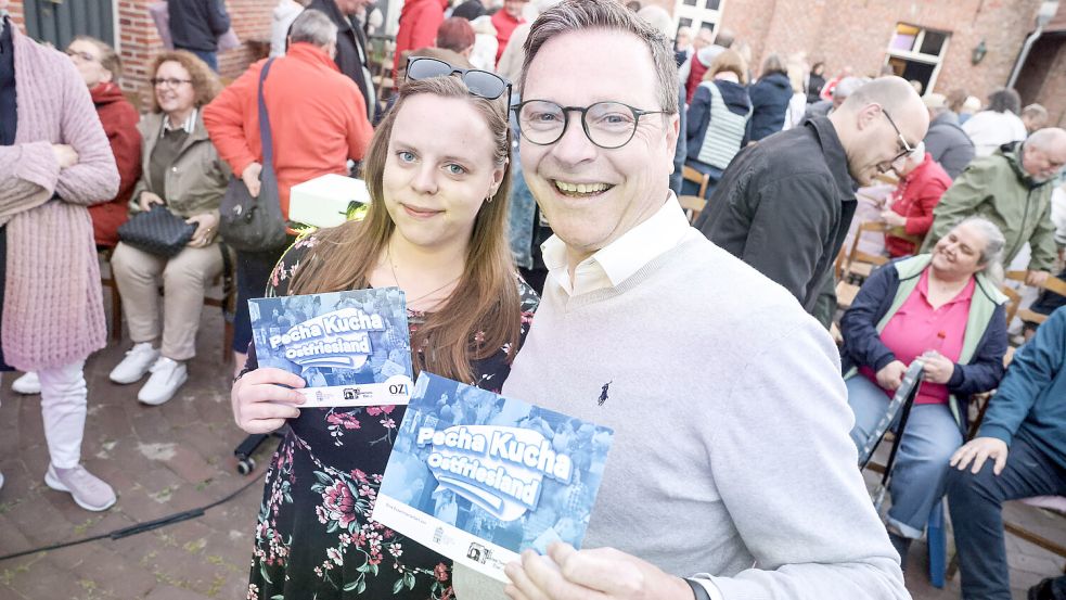 Ulrike Grensemann (von links) und Lars Reckermann moderierten die dritte Auflage des Vortragsformats „Pecha Kucha“ im Heimatmuseum in Leer. Foto: Claus Hock