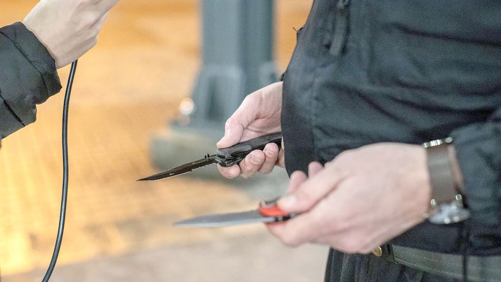 Großkontrolle im Bremer Nahverkehr: Einsatzkräfte überprüften am Mittwoch zahlreiche Fahrgäste an Bahnhöfen und Haltestellen. Dabei stellten sie 15 Messer sicher. Foto: imago images / Blaulicht News