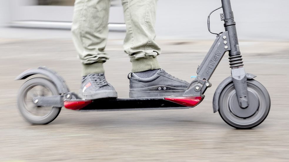 Ein Mann fährt mit einem E-Scooter. Foto: Christoph Soeder/dpa