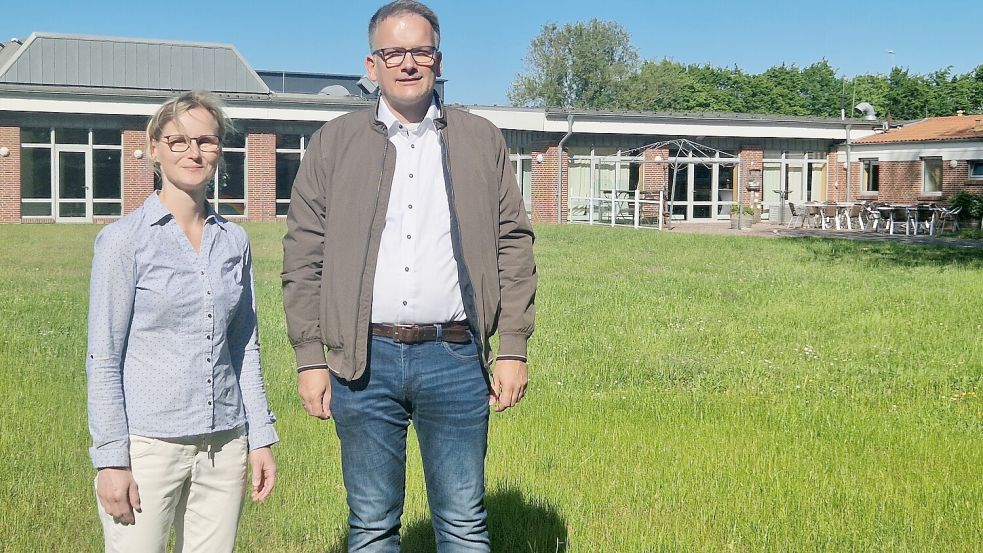 Dr. Stephanie Manske und Bundes Bürgermeister Uwe Sap stellten das Vorhaben an dem Standort vor, wo die Containerpraxis entstehen soll, auf der Freifläche vor dem Mölenlandbad in der Straße Kellingwold. Foto: Tatjana Gettkowski