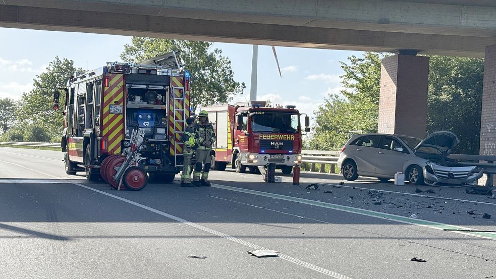Am Mittwoch, 27. Mai 2026, stießen zwei Fahrzeuge auf der B 210 in Höhe der Auffahrt Jever-Mitte unterhalb der Brücke der Anschlussstelle zusammen. Beide Fahrer wurden dabei schwer verletzt. Foto: Susanne Ullrich