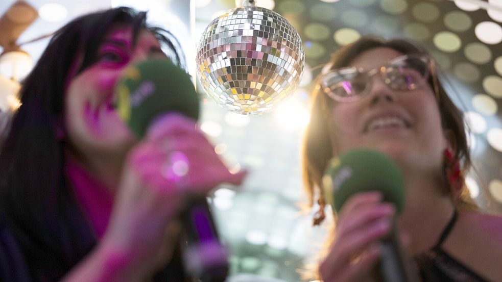 Wer Spaß am Karaoke-Singen hat, ist an diesem Sonnabend im Grusy in Emden willkommen. Symbolfoto: Til Buergy/Keystone/DPA