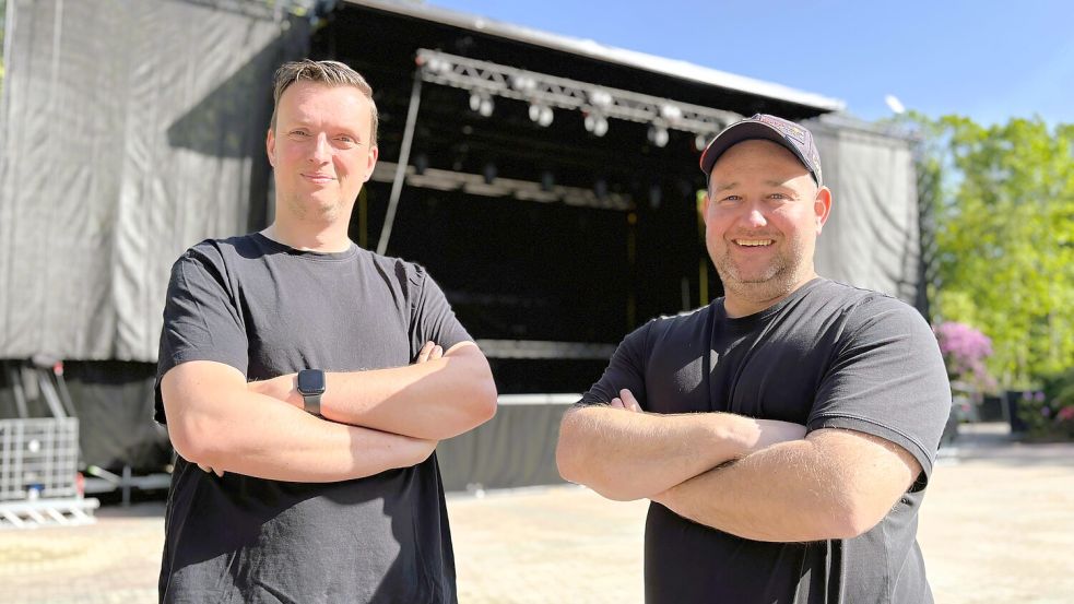 Dennis Athen (38, rechts) und Tobias Jalaß (34) machen die Freilichtbühne in Wiesmoor startklar – hinter ihnen steht die neue Bühne für die Open-Air-Saison. Foto: Nicole Böning