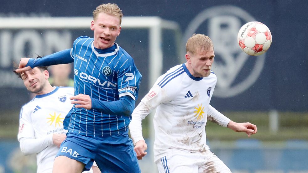 Moritz Busch (links) wechselt zu Kickers Emden. Hier ist er im Zweikampf mit Marvin Eilerts. Foto: Doden/Emden