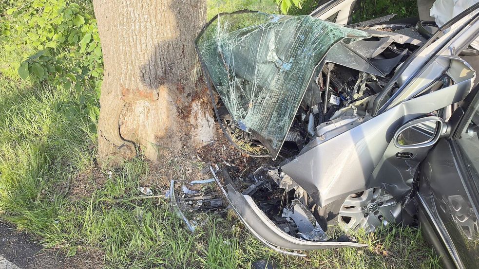 Bei dem schweren Verkehrsunfall ist ein 87 Jahre alter Autofahrer aus Aurich ums Leben gekommen. Foto: Timo de Vries, Gemeindepressesprecher Großefehn/Timo Köller, Einsatzleiter Feuerwehr Weene