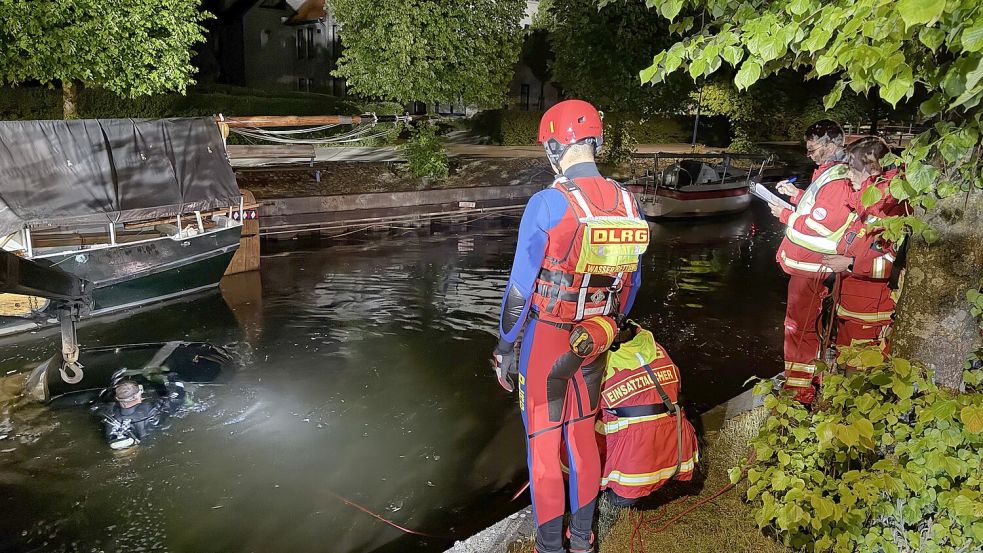 Einsatzkräfte der DLRG unterstützten mit einer Tauchereinheit. Foto: Daniel Gerock (Feuerwehr Aurich)