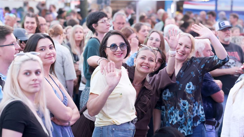 Am Samstag war es voll in der Emder Innenstadt: Zahlreiche Menschen waren auf der Festmeile des Matjesfests unterwegs. Foto: Jens Doden
