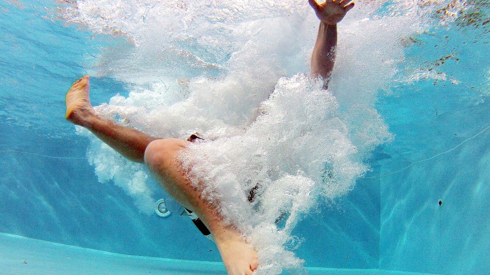 An heißen Tagen ist der Sprung in den kühlen Pool herrlich erfrischend. Foto: Pixabay