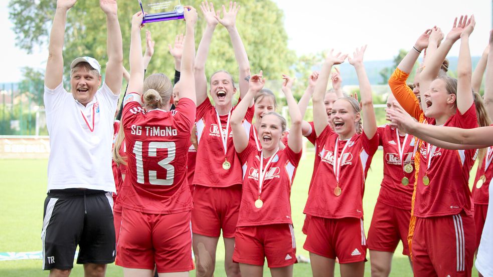TiMoNos Kapitänin Lea Begemann durfte die Trophähe in die Luft recken. Foto: Lena Roolfs
