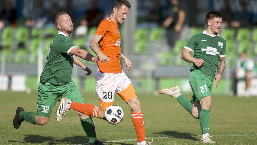 Pascal Menken (am Ball) schoss den TuS auf Platz drei. Foto: Jens Doden/ Emden