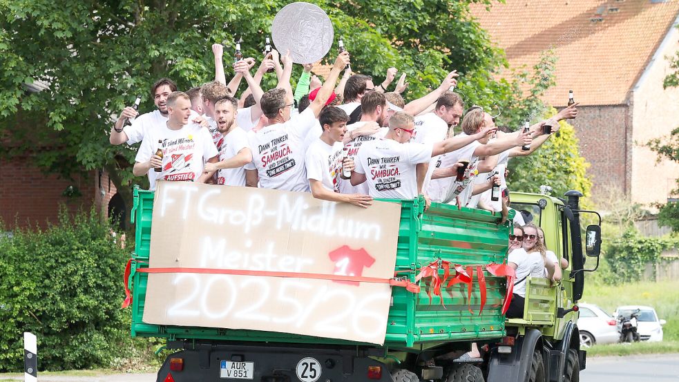 Die 1. Herren von Groß-Midlum fuhr durch den Ort und feierte kräftig. Foto: Jens Doden, Emden