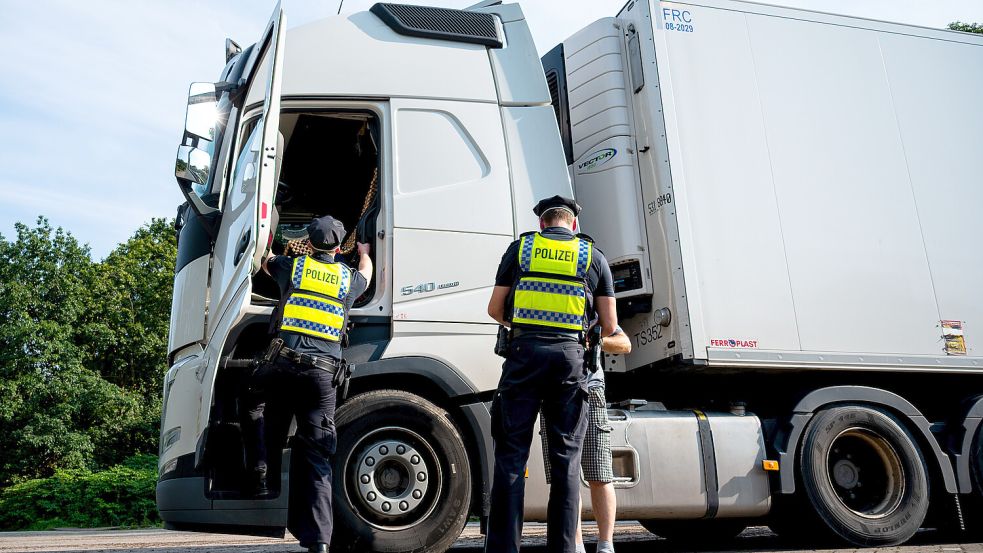 Bei der Kontrolle von zwei Sattelzügen auf der A1 haben Polizisten eine ganze Reihe an Verstößen aufgedeckt. Foto: Daniel Bockwoldt/ dpa