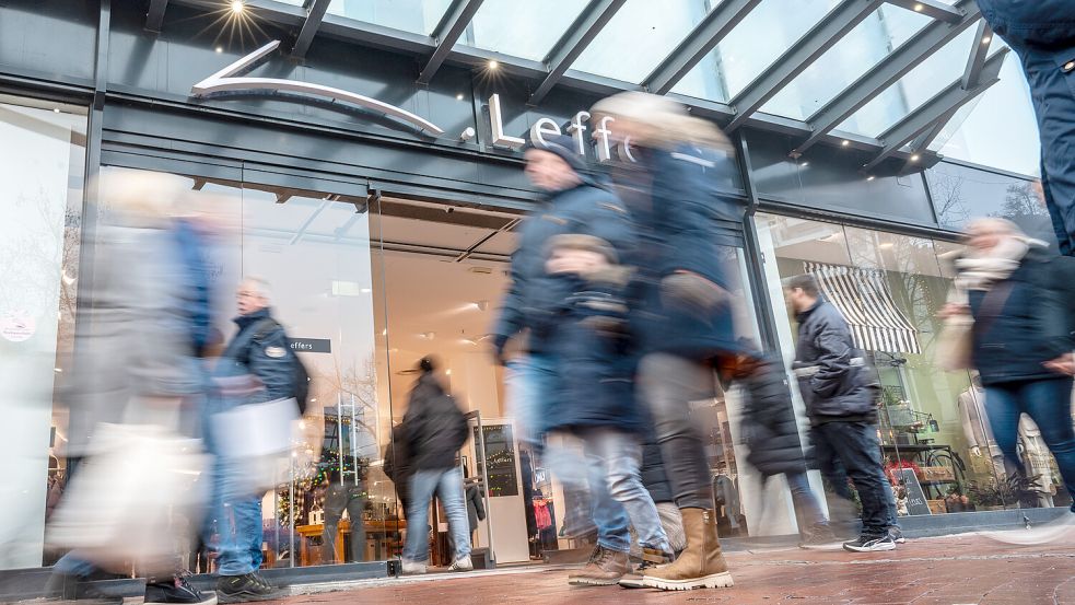 In der Leeraner Innenstadt ist einiges los. Foto: Klaus Ortgies/Archiv