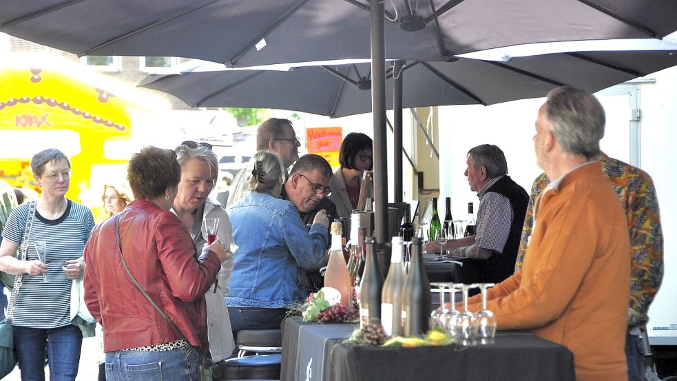 Beim Lekkermarkt in Leer kann man mit Anbietern ins Gespräch kommen. Foto: Bodo Wolters/Archiv