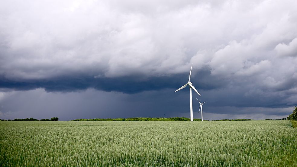 An diesem Freitag kann es auch mal ein Gewitter geben. Symbolbild: Julian Stratenschulte/dpa