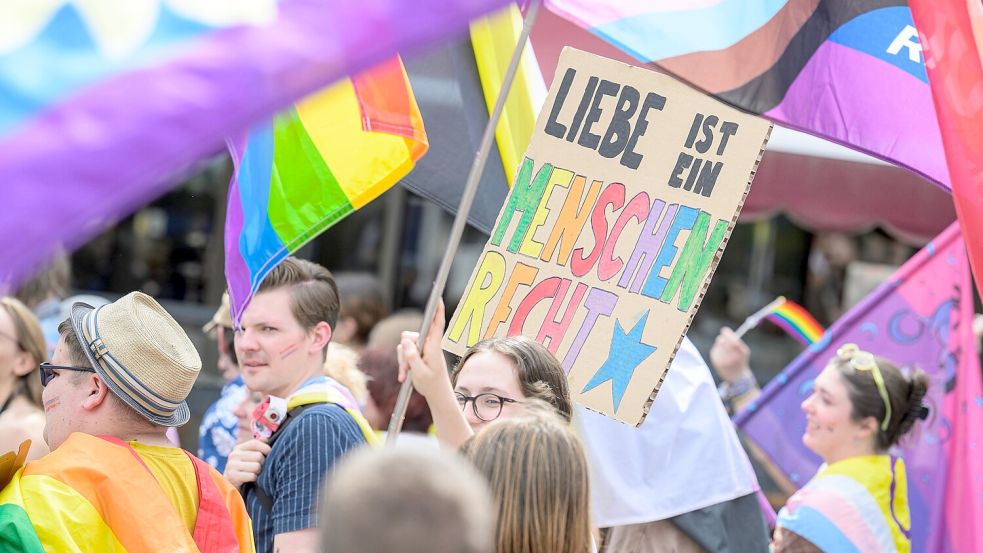 In Wilhelmshaven gehen am Sonnabend Menschen auf die Straße, um ein Zeichen gegen Diskriminierung und für Vielfalt zu setzen. Symbolfoto: Hannes P. Albert/DPA