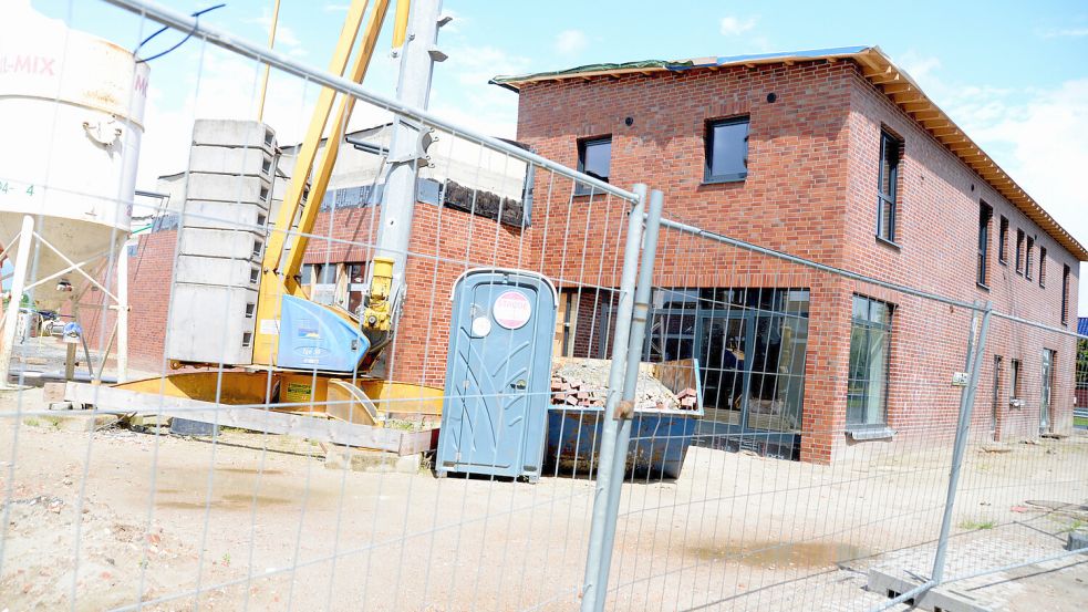 Die Insolvenz der Baufirma hat zum Stillstand auf der Baustelle für den Nah & Gut in Jheringsfehn geführt. Foto: Karin Lüppen