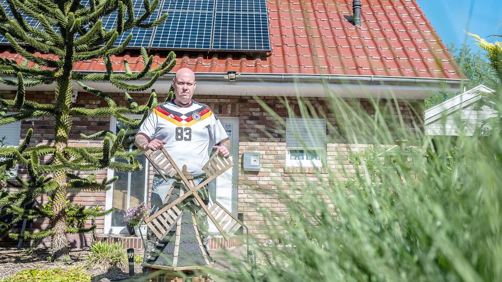 Marco Kampen steht vor seinem Haus, dass er 2009 gebaut hat. Das Haus muss er noch einige Jahre abbezahlen. Foto: Klaus Ortgies