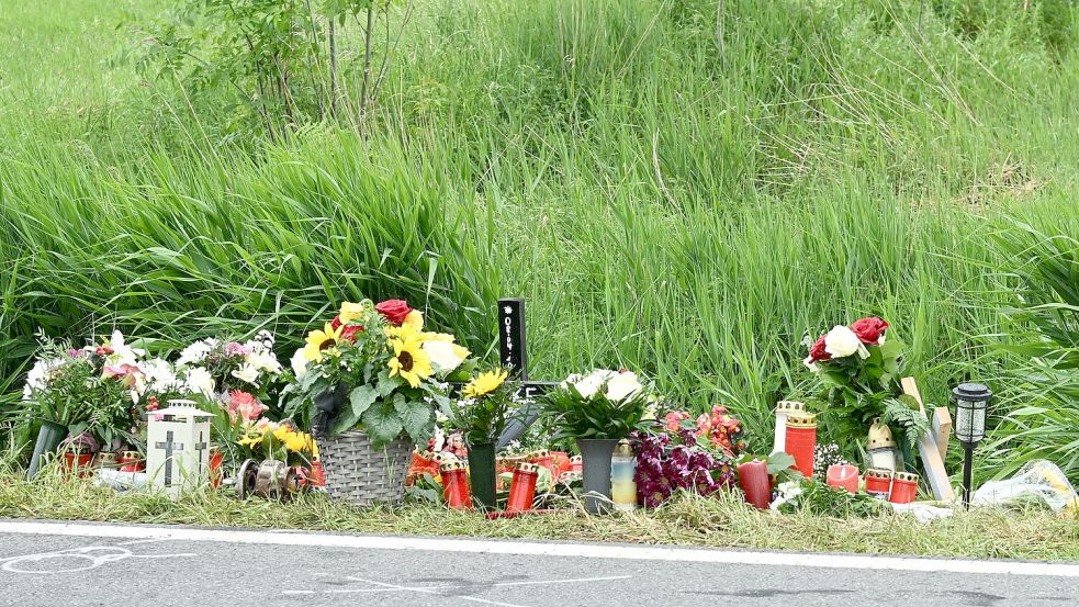 An der Freepsumer Landstraße haben viele Menschen in Gedenken an den dort verstorbenen Jugendlichen Blumen, Kreuze und Grabkerzen abgestellt. Foto: Heinz Wagenaar