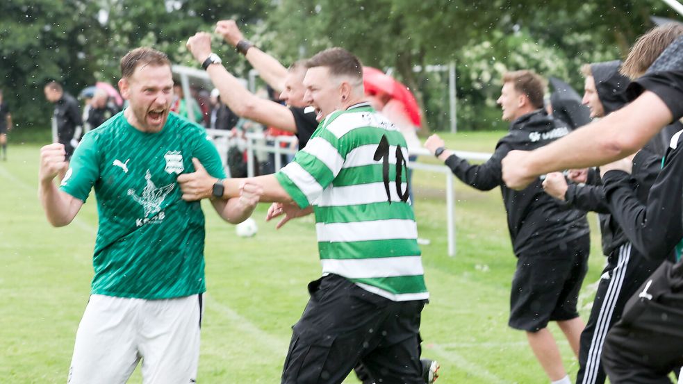 Beim Abpfiff jubelten die Larrelter fast wie ein Meister. Fotos: Jens Doden