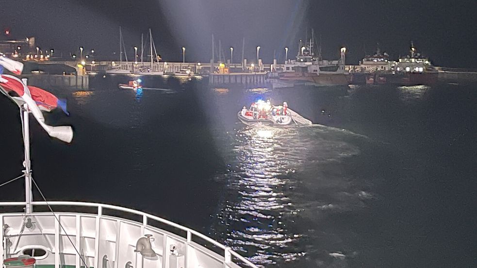 Das Tochterboot „Verena“ schleppt das schwer beschädigte Sportboot in den Hafen von Helgoland. Foto: Die Seenotretter - DGzRS