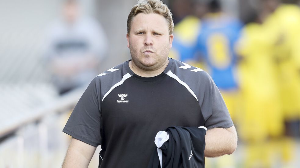 Jan-Niklas Eickels ist nach nächste Saison kein Trainer mehr von Germania Leer. Er soll abgelöst werden. Foto: Jens Doden/ Emden