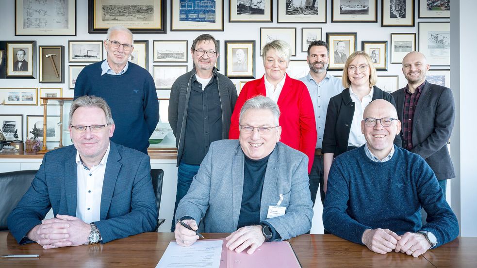 Vertragsunterzeichnung in Papenburg: (vorn von links) Andreas Hensen (Betriebsratsvorsitzender), Paul Bloem (Weißer Ring, Leer) und Meyer Werft-Chef Bernd Eikens, dahinter (von links) Erich Bethke (Weißer Ring, Emsland/Grafschaft Bentheim), Folkert Janssen (Opferhelfer Bereich Papenburg), Bianca Wittmann (Opferhelferin Leer), Florian Legleitner (Bereichsleiter Security, Meyer Port 4), Nicole Piechotta (Referentin Betriebsrat) und Jurist Stefan Rieken (Leiter Compliance). Foto: Meyer Werft