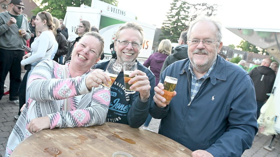 Die Gäste des Acht-Dörfer-Fests waren bestens gelaunt. Foto: Heinz Wagenaar