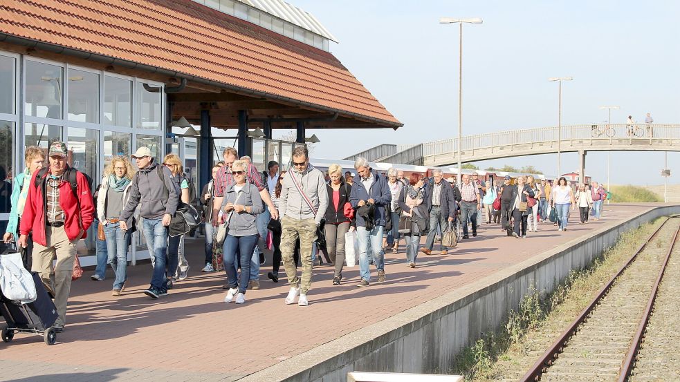 Urlauber am Bahnsteig Langeoog: Die Inselgemeinde hat den Streit um die Zweitwohnungssteuer endgültig verloren. Foto: Archiv