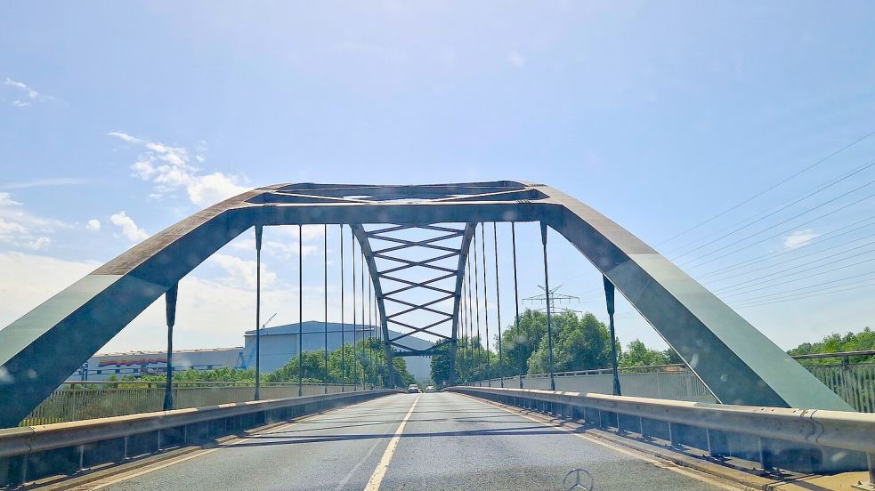 Während der Brückenbauarbeiten ist die Halter Brücke drei Wochen lang gesperrt. Foto: Tatjana Gettkowski