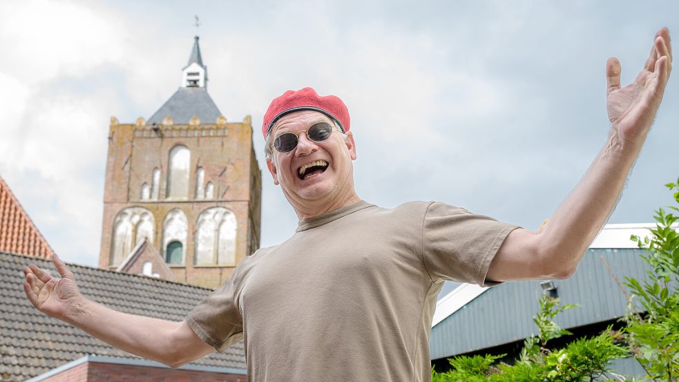 Vor der Pilsumer Kirche: Comedian Holger Müller alias Ausbilder Schmidt hat in der Krummhörn seine zweite Heimat gefunden. Foto: Klaus Ortgies